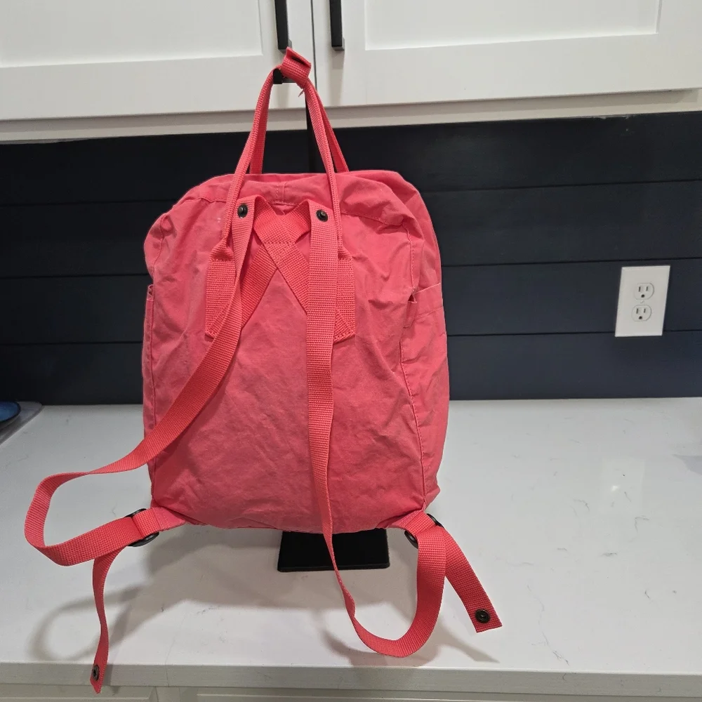 Fjällräven Kånken backpack, Lightweight, Spacious Coral Pink - Picture 2 of 12
